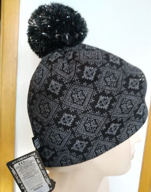 Dámská čepice RDX s bambulí