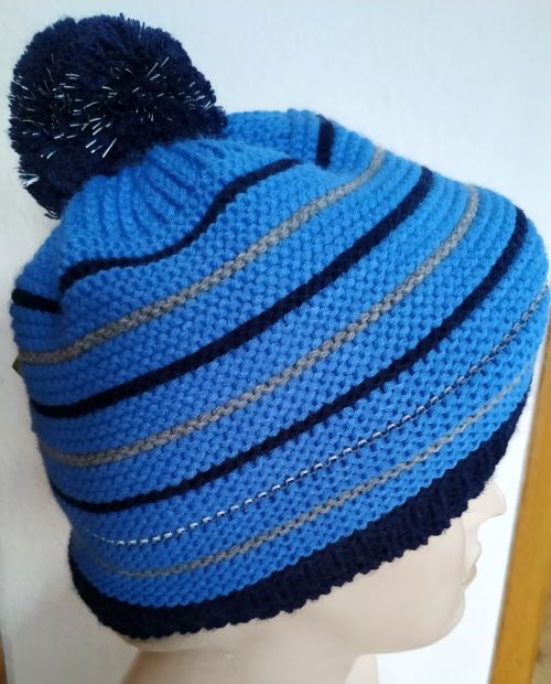 Dětská zimní čepice s bambulí a reflexními prvky