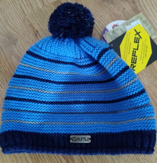 Dětská zimní čepice s bambulí a reflexními prvky