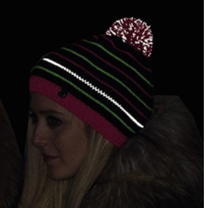 Dětská zimní čepice s bambulí a reflexními prvky